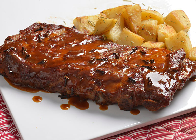 Costelinha de porco com molho de páprica e cravo