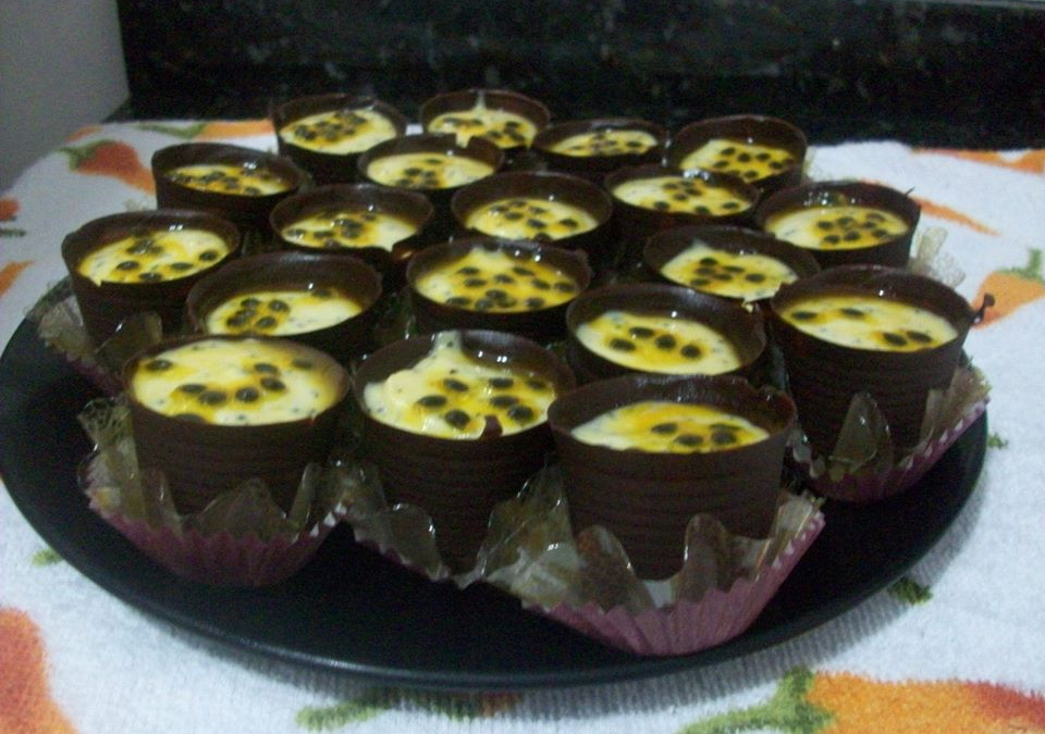 Mousse de maracujá no copinho de chocolate