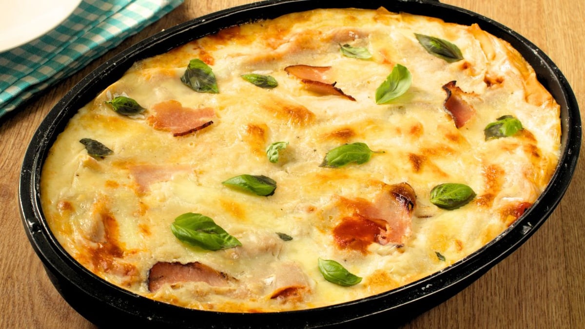 Lasanha de presunto e queijo com molho de tomate simples e gratinado perfeito