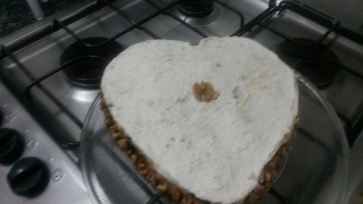 Bolo de nozes com recheio de doce de leite e ameixa