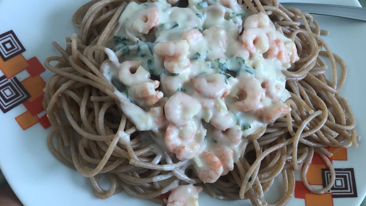 Macarrão ao molho branco especial de camarão
