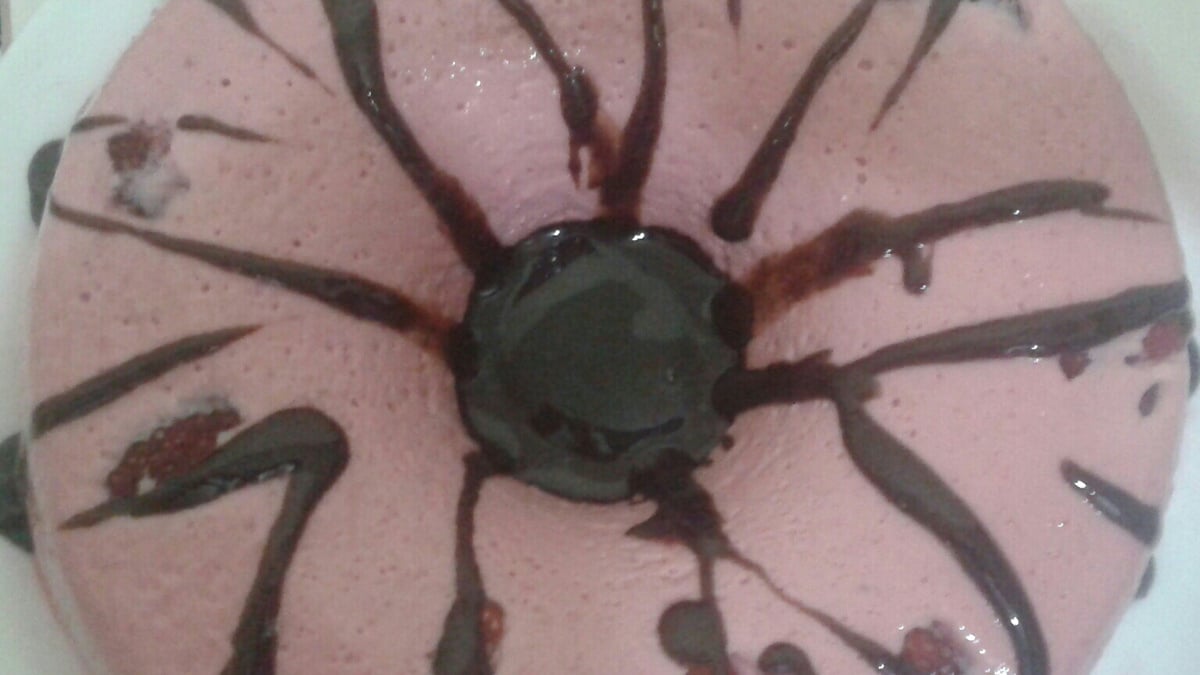 Pudim gelado de morango com calda de chocolate