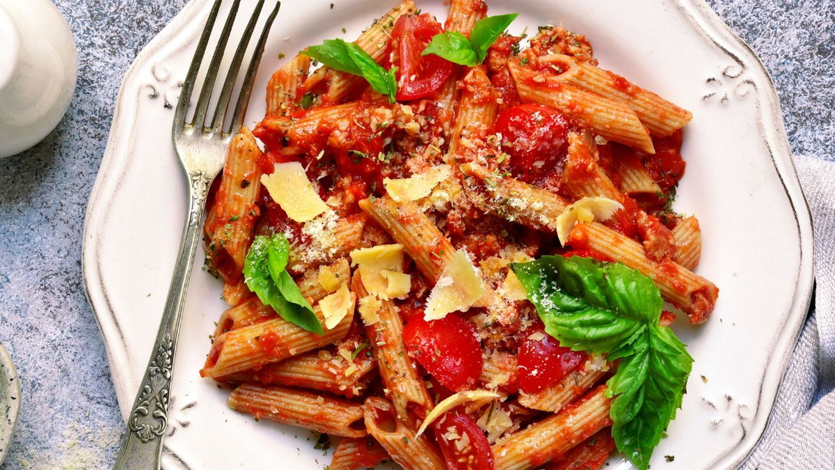 Macarrão integral com atum em lata e molho de tomate