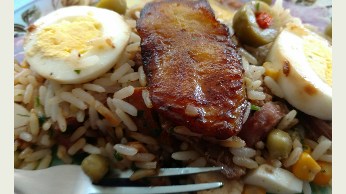 Arroz de forno com sobras de carnes de churrasco
