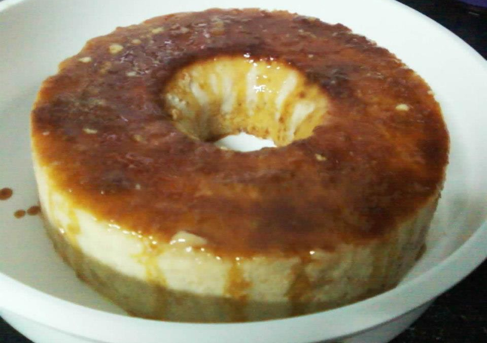 Pudim econômico de pão da Thaís