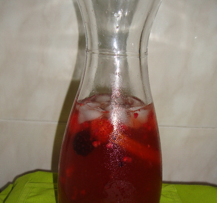 Sangria de champagne com frutos vermelhos