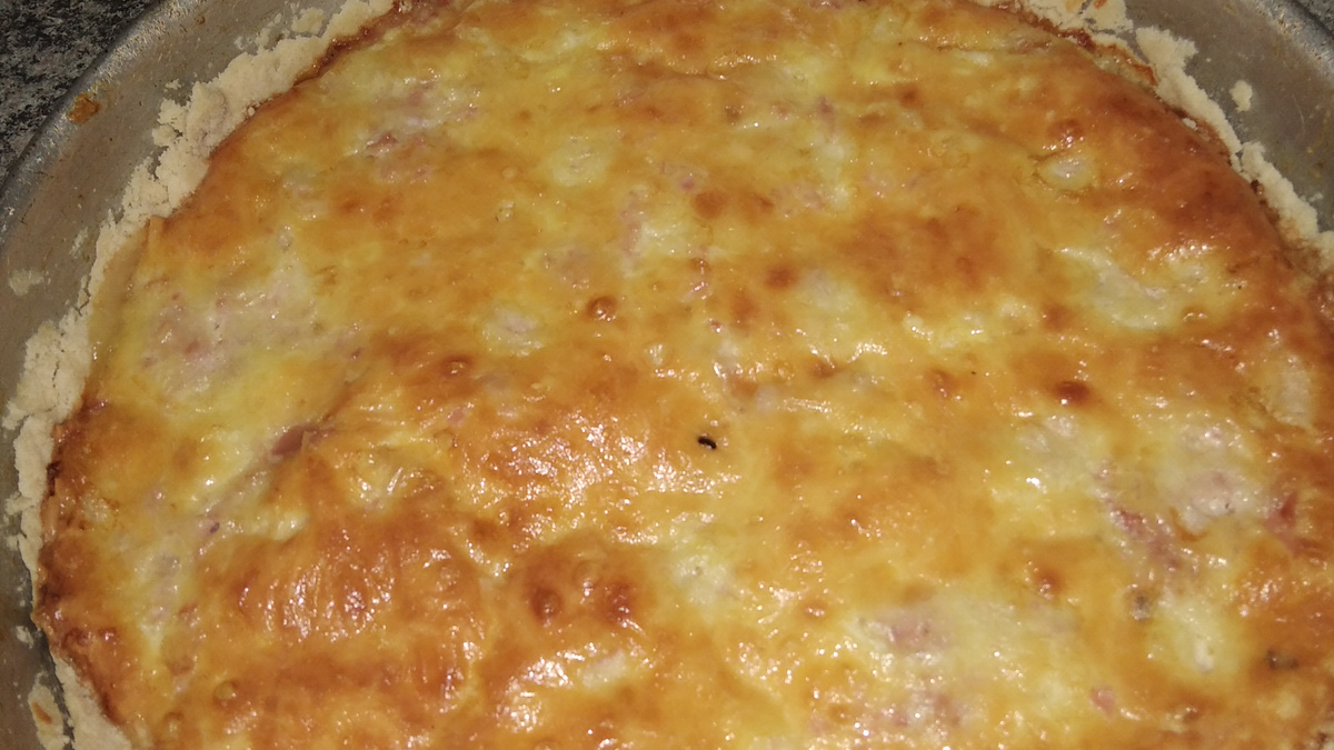 Torta salgada de queijo e presunto