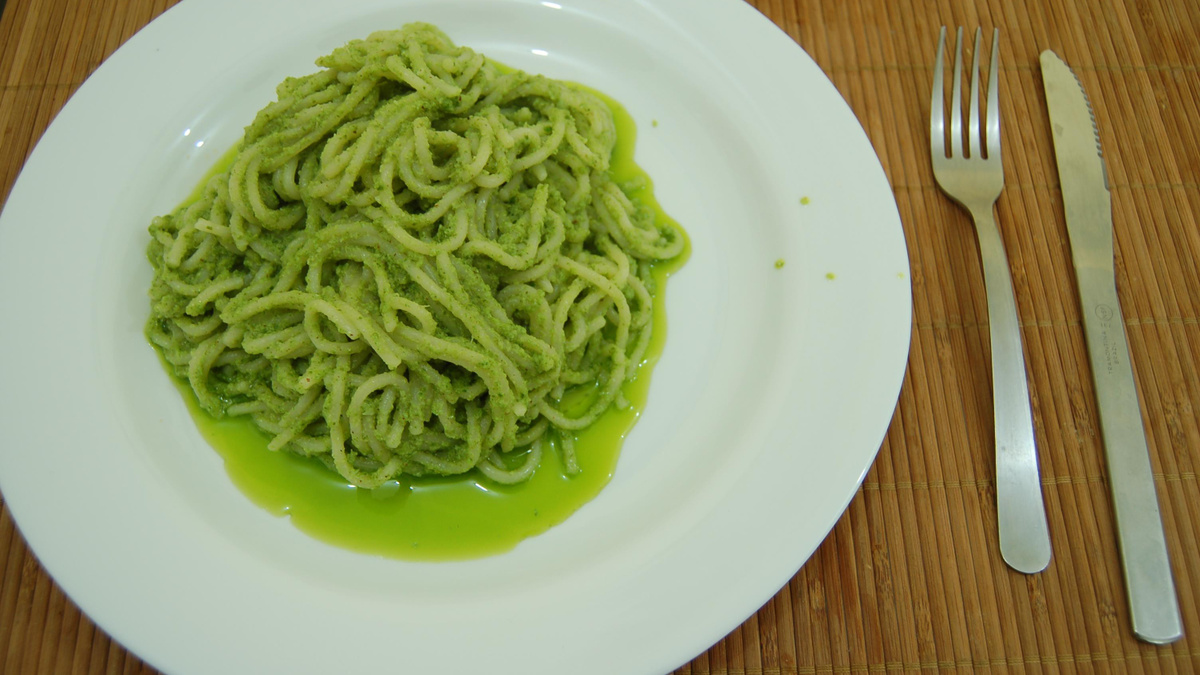 Espaguete ao pesto de couve