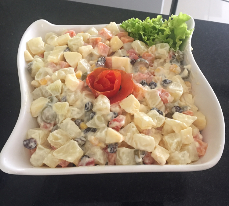 Salada de maionese com passas e maçã
