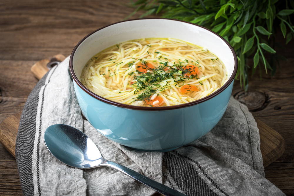 Sopa de frango com legumes e macarrão