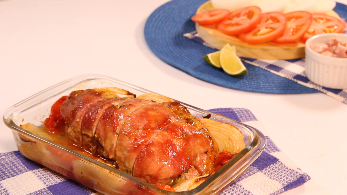 Pernil de porco recheado e assado
