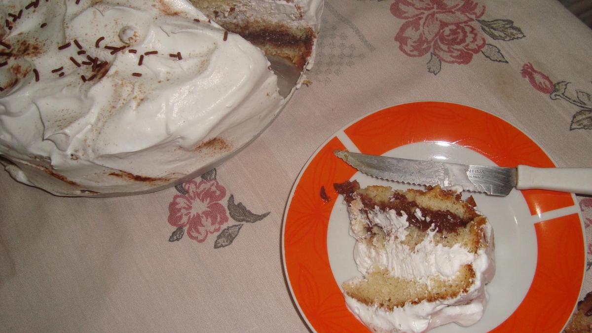 Foto de Bolos Caseiros Com Raspas De Chocolate E Creme Chantilly A