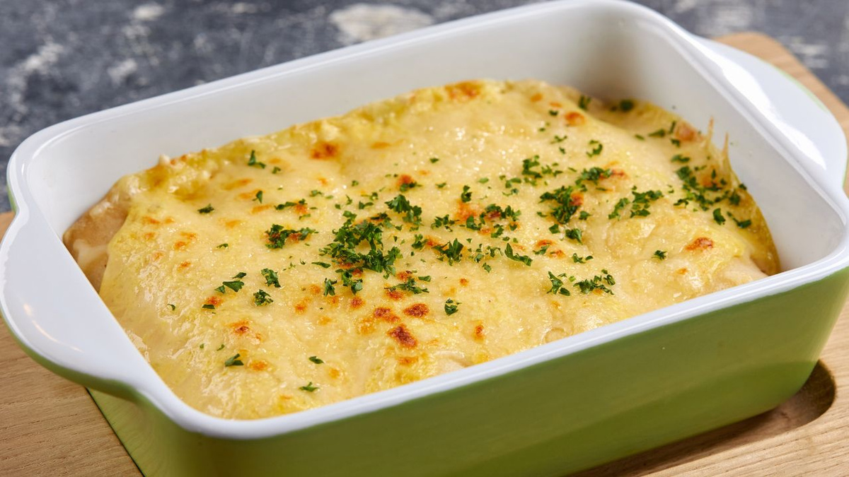 Lasanha de frango desfiado com molho branco cremoso que não resseca no forno