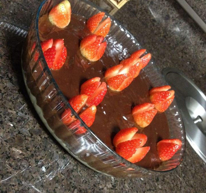 Torta Trufada de Chocolate Branco e Preto com Morangos