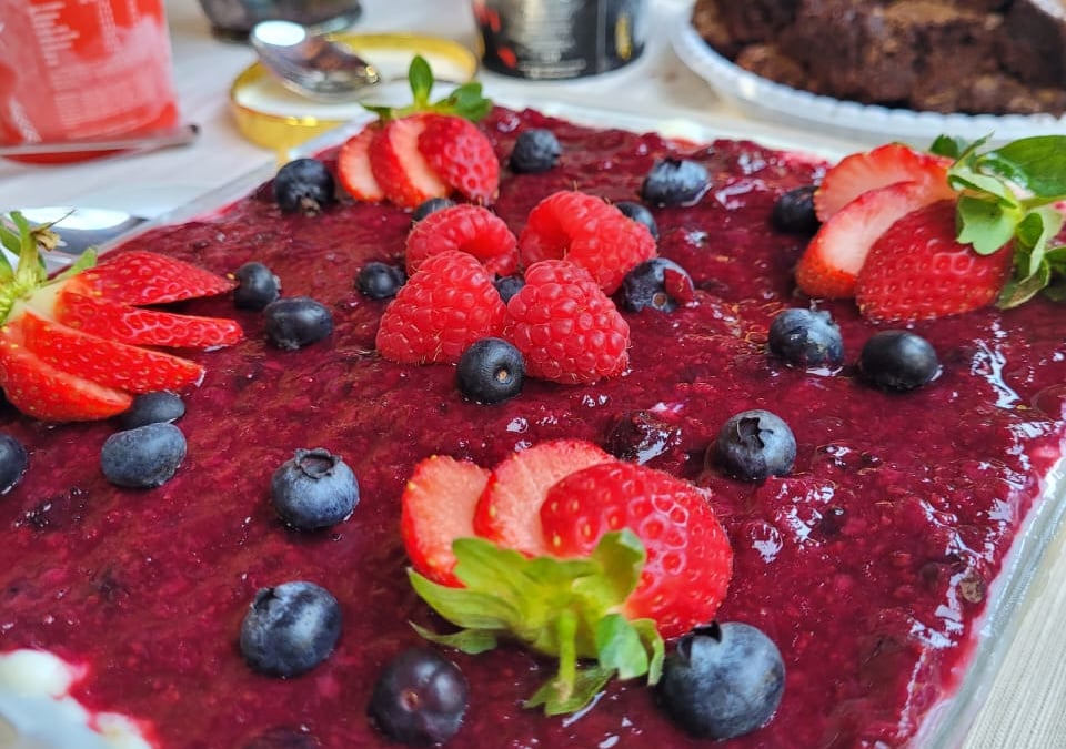 Pavê de biscoito folhado com geleia de frutas vermelhas