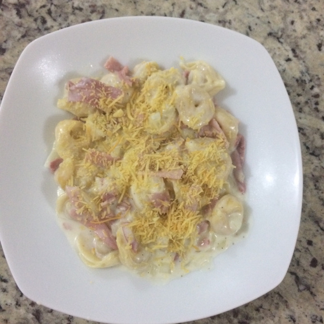 Capeletti ao molho branco e presunto
