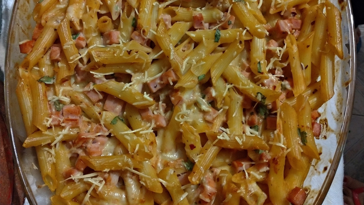 Macarrão com queijo e presunto ao forno