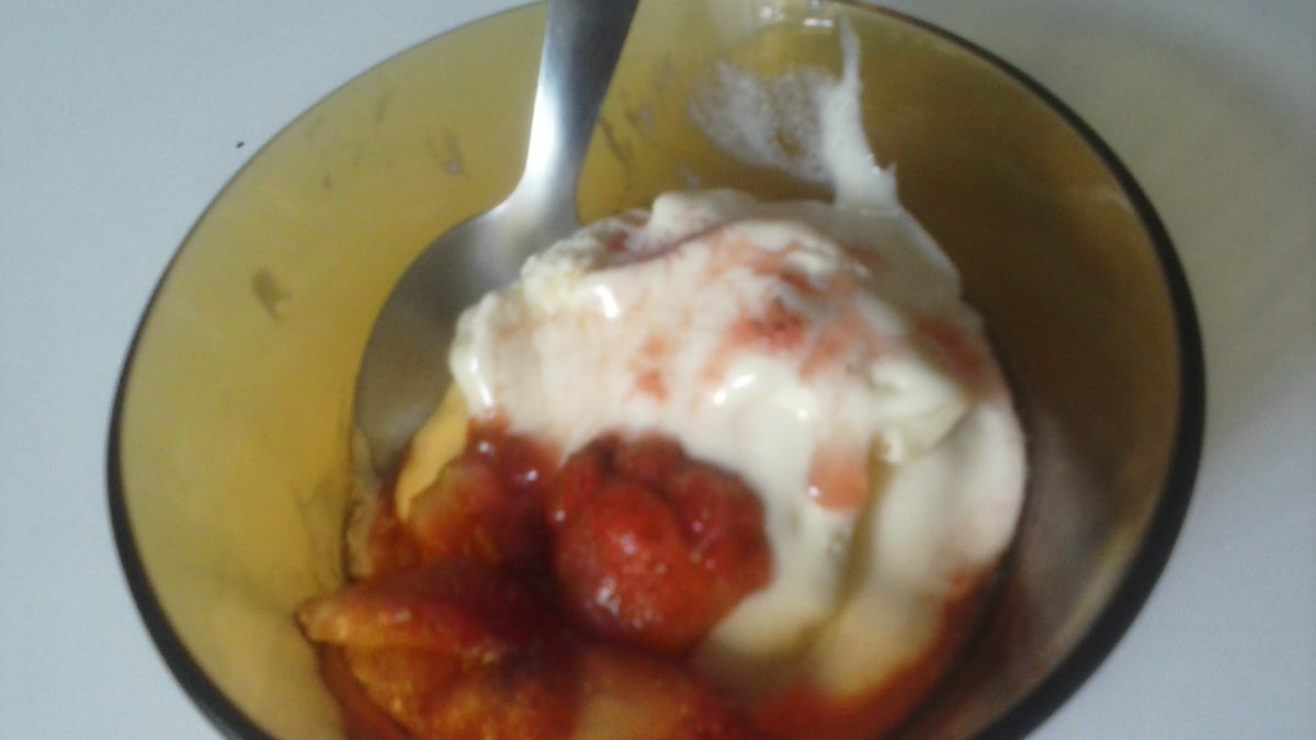 Sorvete de creme com morangos simples