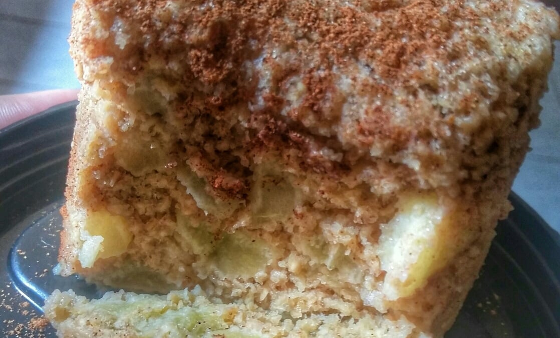Bolo de maçã na caneca