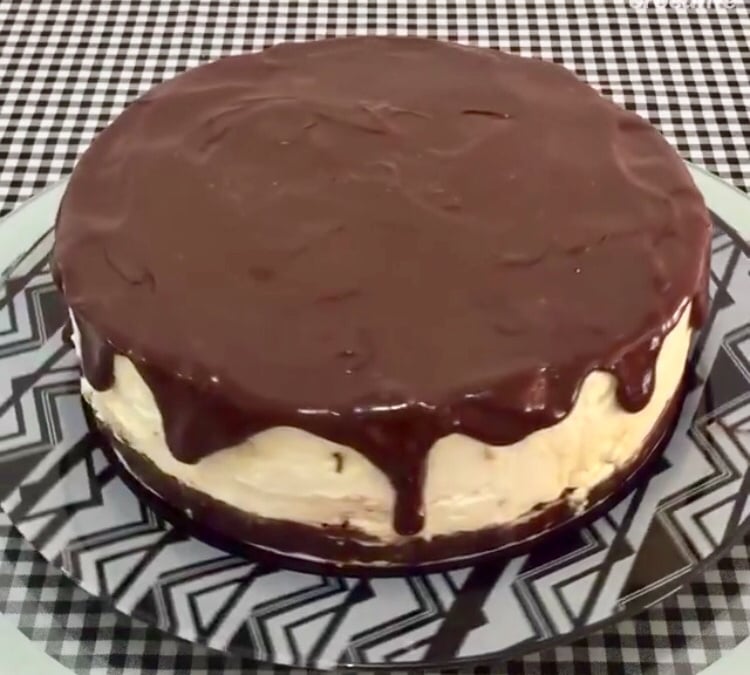 Torta cremosa de abacaxi com coco