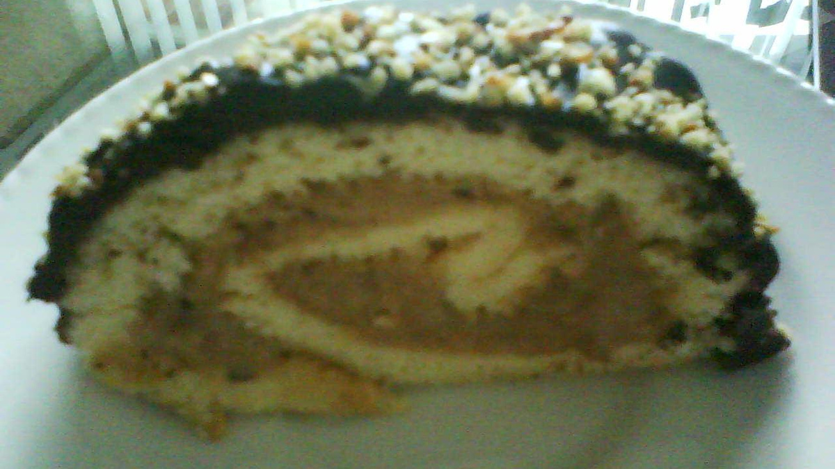 Rocambole de doce de leite e chocolate