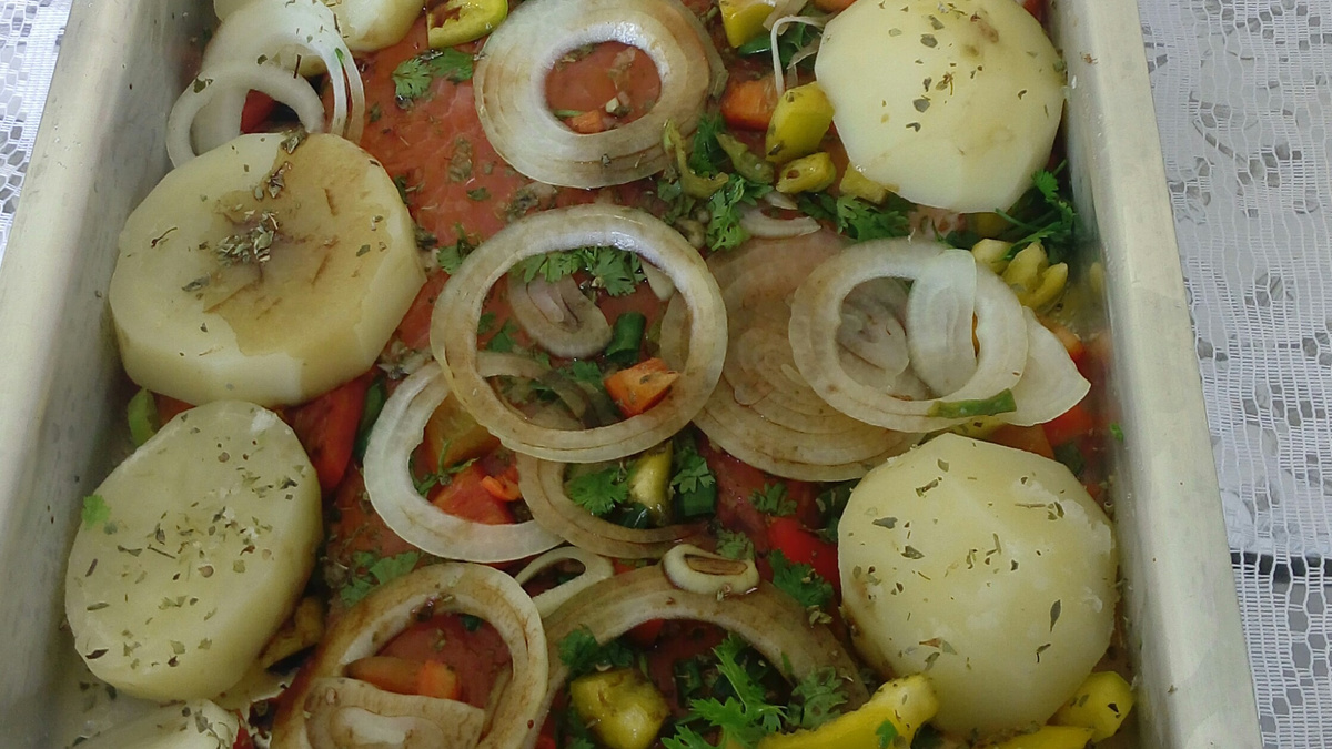 Salmão com tomate seco e alcaparras