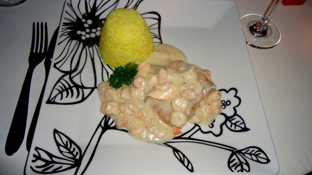 Salmão ao molho branco de camarão