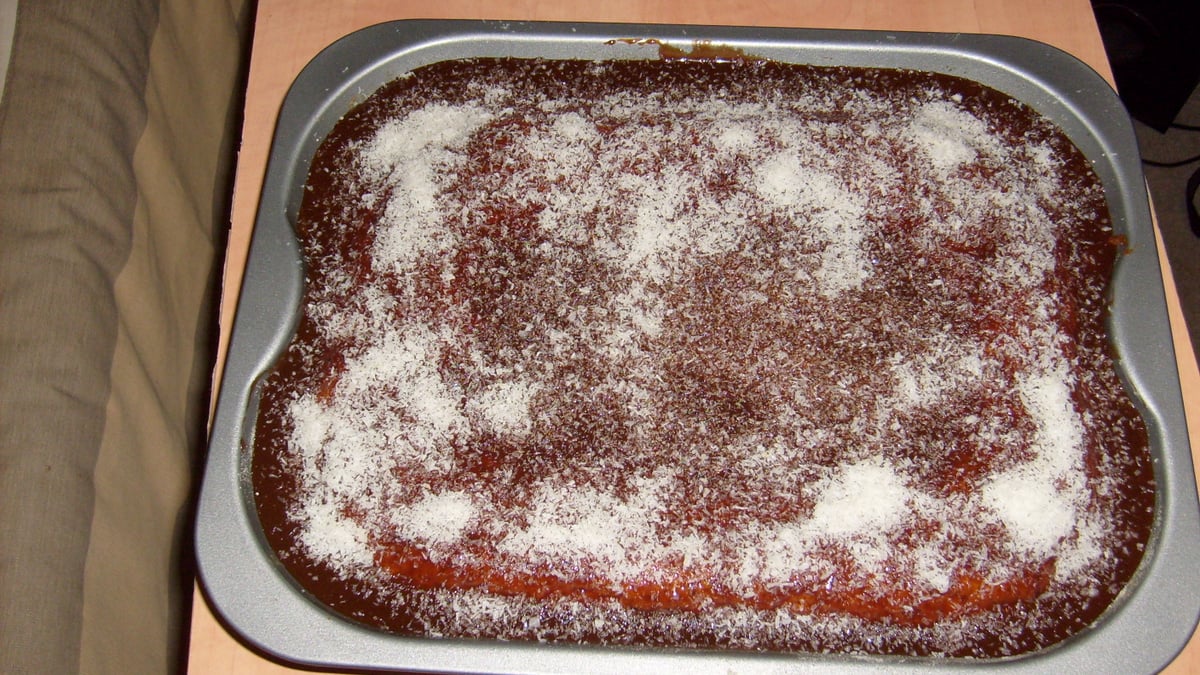 Bolo de cenoura com cobertura de chocolate e coco ralado