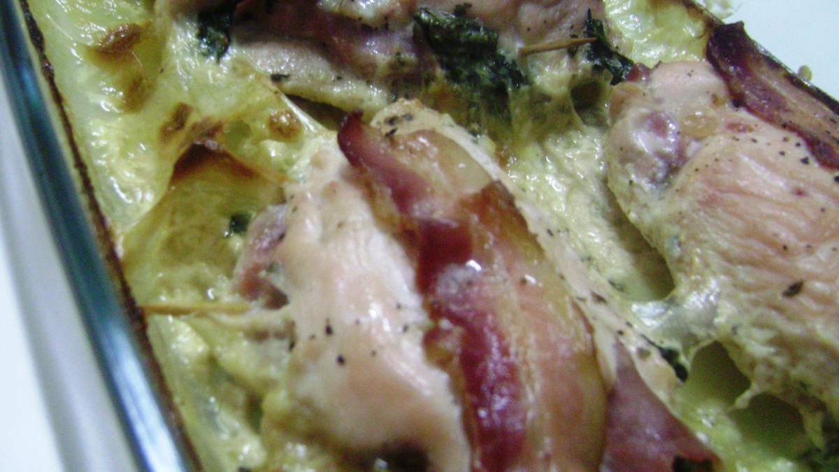 Filé de frango recheado com molho de requeijão com espinafre