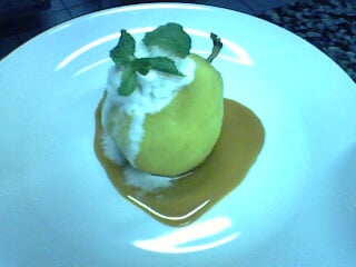 Pêras com calda de açafrão e sorvete de creme