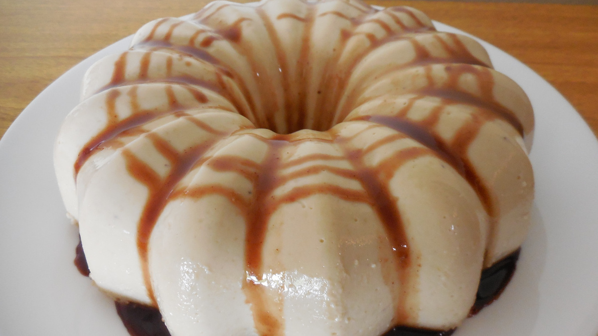 Flan de banana com calda de chocolate