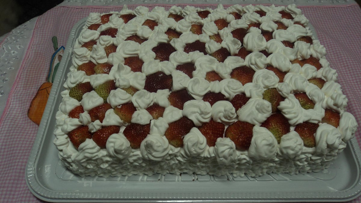 Bolo de merengue de morango