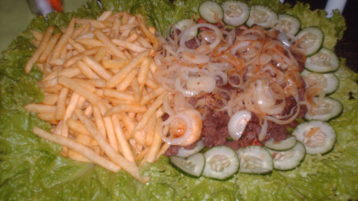 Filé com fritas e legumes