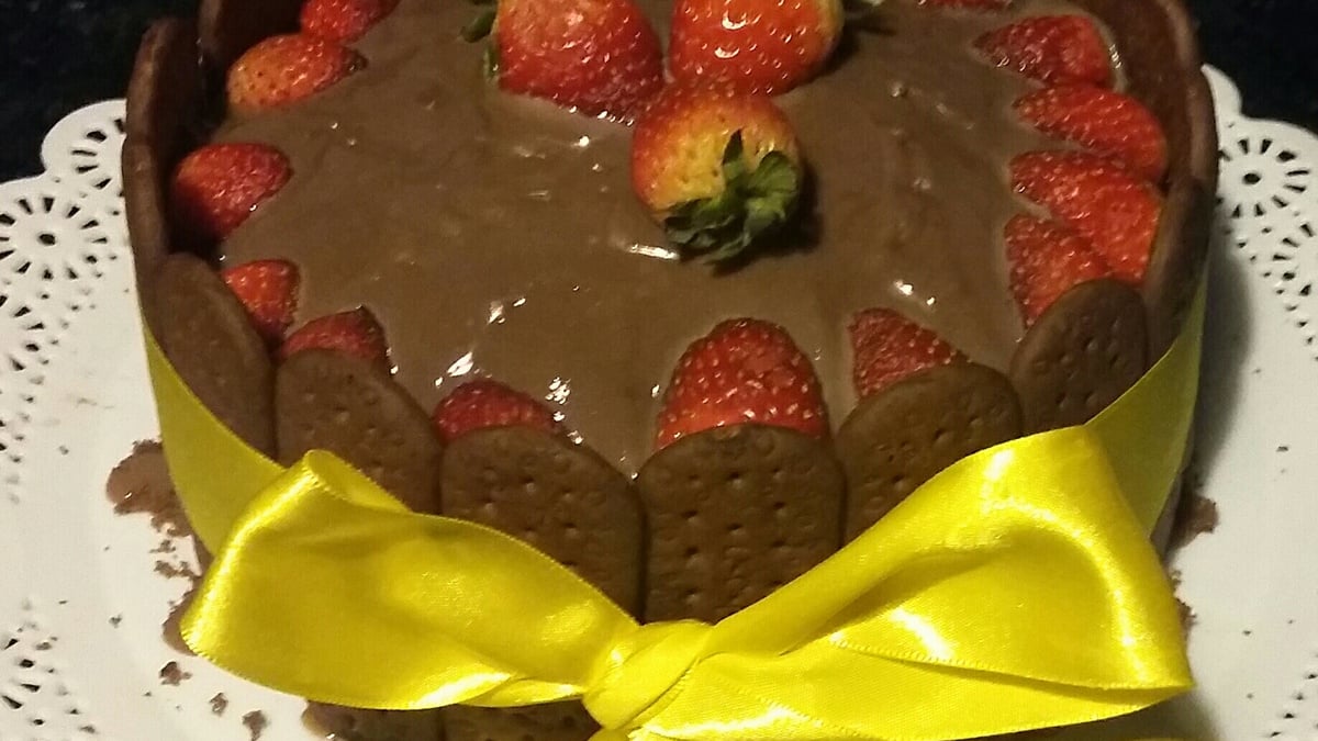 Bolo de chocolate com morangos
