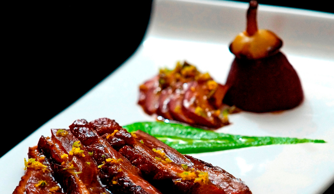 Peito de pato ao vinho tinto com pêra recheada