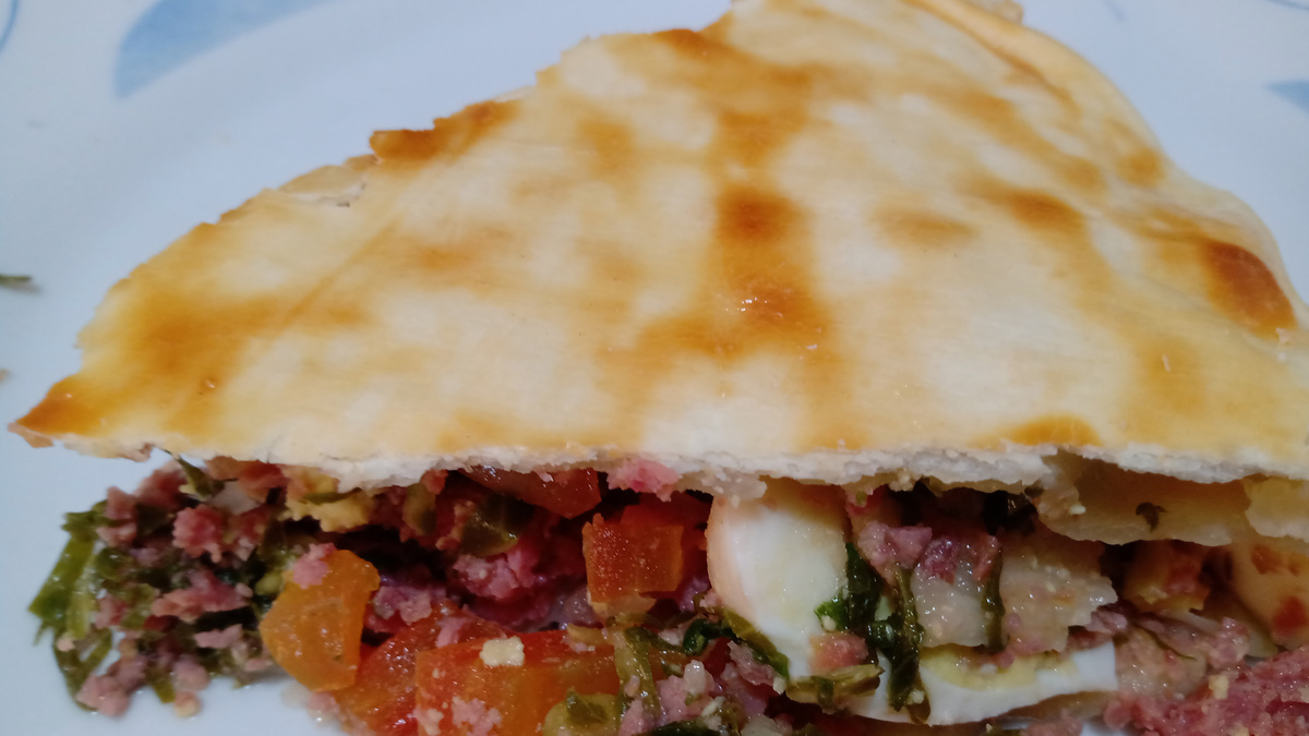 Torta de Calabresa e Couve com massa de Pastel
