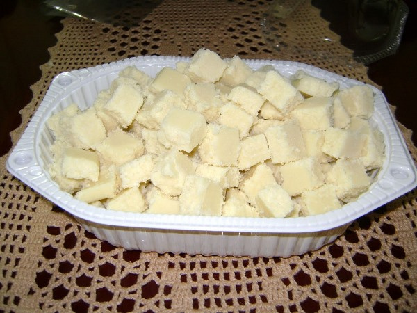 Docinho de leite e coco em cubos