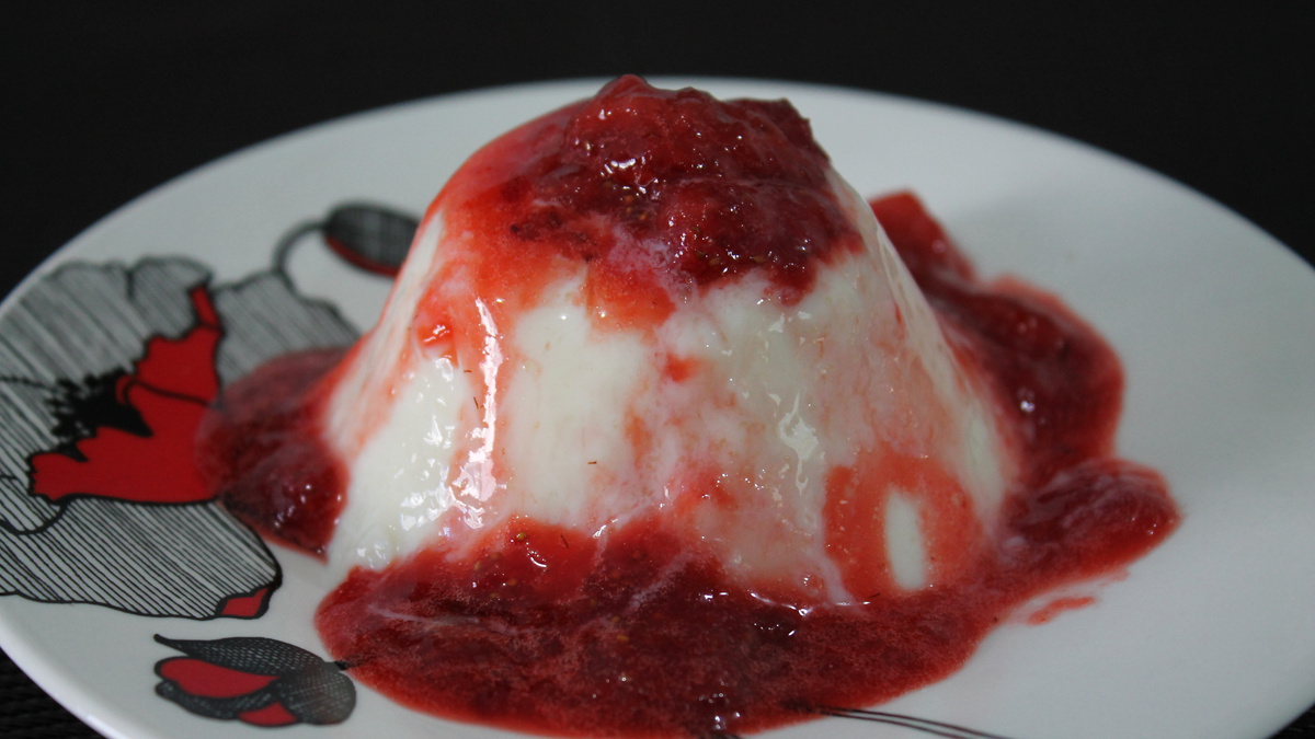 Flan de iogurte com calda de morango