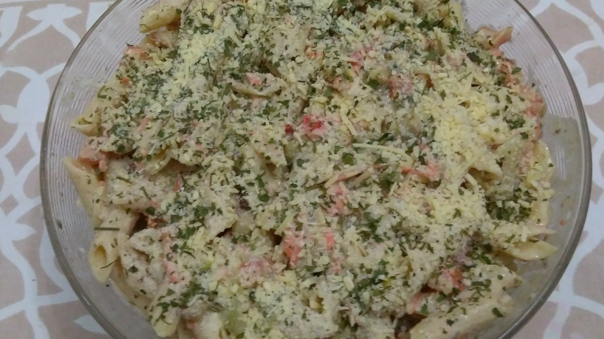 Salada de macarrão com sardinha