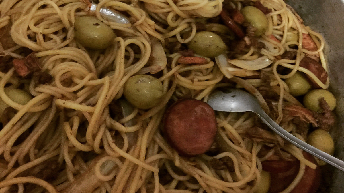 Macarrão rápido com calabresa e bacon