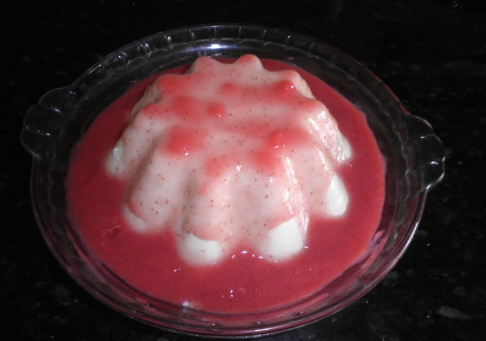 Manjar de coco com calda de morango