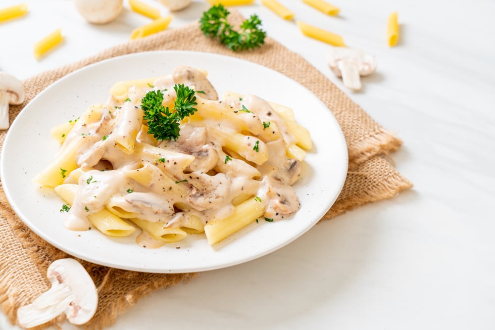 Macarrão com molho branco rápido