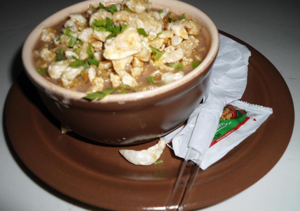 Caldo de feijão com torresmo
