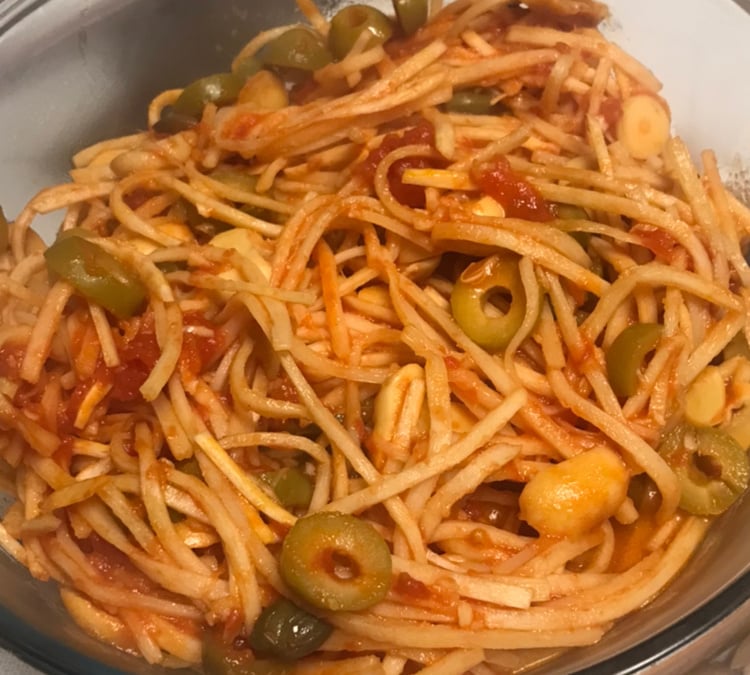 Espaguete de pupunha ao molho de tomates pelados em cubo, cogumelo paris e alcaparras