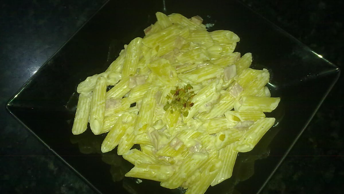 Macarrão ao molho branco com presunto
