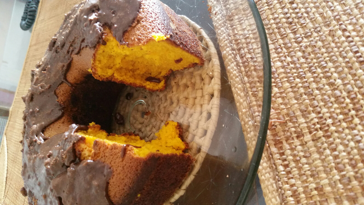 Bolo de cenoura com cobertura de chocolate