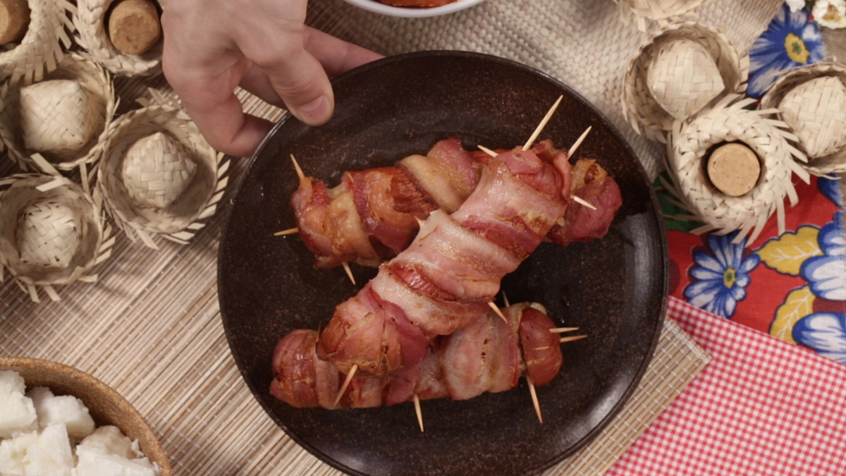 Salsichão com queijo e bacon