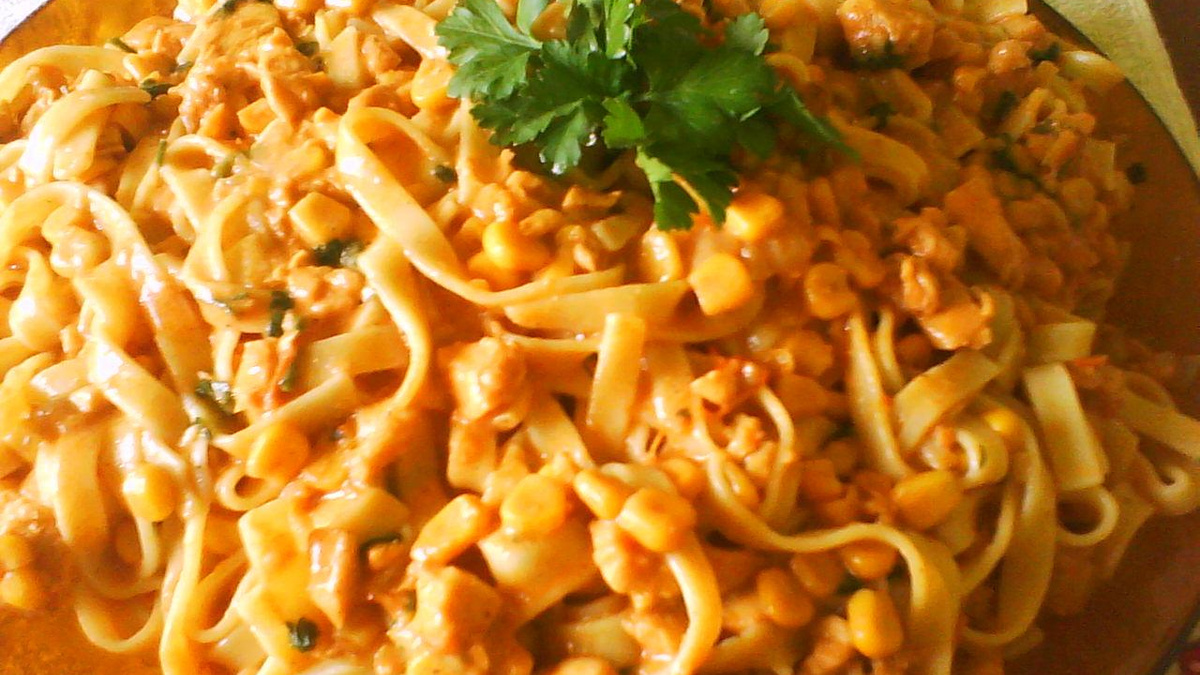Macarrão com estrogonofe de frango rápido e fácil
