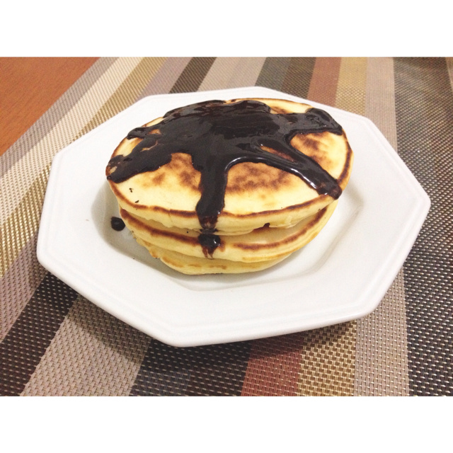 Panqueca americana com calda de chocolate