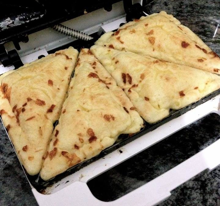 Pão de queijo de sanduicheira